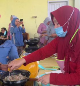 Edukasi dan Praktik MPASI, Upaya Mahasiswa KKN-PK Cegah Stunting di Desa Wonggarasi