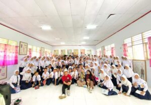 Mahasiswa KKN UNG-UGM Sosialisasikan Bahaya Pernikahan Dini di SMPN 14 Gorontalo