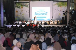 Al Habib Jindan Hadiri UNG Bersholawat, Ribuan Jamaah Penuhi Halaman Rektorat
