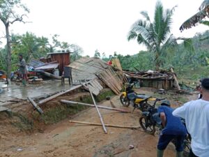 Akibat Hujan dan Angin Topan, Sejumlah Rumah di Desa Ulobua Ambruk