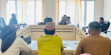 Ketua Komisi 1 DPRD Kabupaten Boalemo Helmi Rasid, saat memimpin Rapat pembahasan RKA bersama Dinas Sosial dan PMD Boalemo