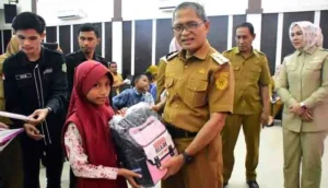 Pemkot Gorontalo Serahkan School Kit bagi Siswa Terdampak Banjir