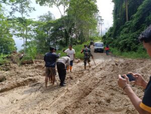 Dandim 1316 Boalemo Tinjau Lokasi Pasca Tanah Longsor Akibat Hujan Deras di Desa Sosial
