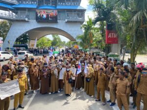 Gaji 3 Bulan Tak Kunjung Cair, Aparat Desa Kepung Menara Tower Pakaya