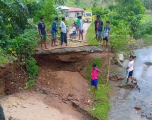 Jalan Satu-satunya Amblas, Warga Desa Ulobua Kesulitan Panen