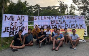 Protes Tak Kunjung Diperbaiki, Masyarakat Molowahu Rayakan Milad ke 3 Tahun Ambruknya Jembatan