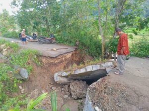 Curah Hujan Tinggi Sebabkan Dua Titik Jalan di Buhu Ambruk