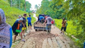 Masyarakat Desa Ulobua Gotong Royong Perbaiki Jalan yang Nyaris Putus