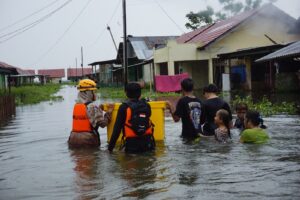 RZ Gorontalo Bantu Evakuasi Warga Korban Luapan Danau Limboto