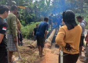 Masyarakat Desa Ulobua Gotong Royong Perbaiki Jalan di Desa Buhu Kecamatan Tibawa 