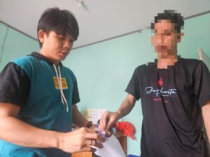 Agak Lain, Pria di Gorontalo Ini Mengganja di Balkon Mesjid