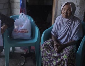 Di Ujung Senja, Nenek Asia Terus Berjuang Demi Keluarga