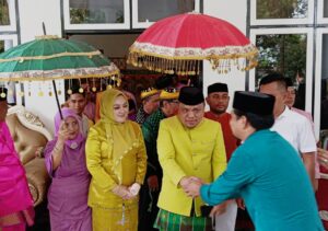 Hendra Hemeto Jalani Prosesi Adat Modepito Usai Purna Tugas