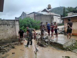 Puluhan Rumah Terdampak Banjir di Talumolo Mulai Dibersihkan