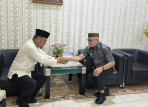 Bupati Gorontalo Sofyan dan Wabup Tunaikan Zakat Fitrah dan Infaq  