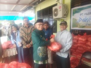 Bupati Gorontalo Serahkan 150 Paket Sembako Ramadhan kepada Warga Tolangohula