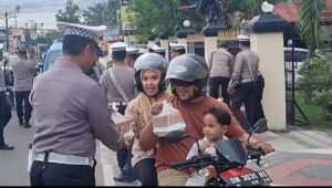 Jajaran Polres Gorontalo Berbagi Takjil kepada Masyarakat