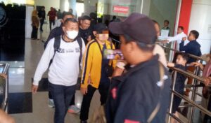 Dijemput Paksa, Terduga Pelaku Tipikor Jalan Eks Panjaitan Tiba di Gorontalo