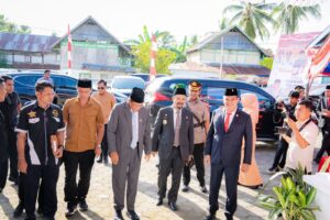 Sertijab di Kantor DPRD, Azhari Sentil Pegawai yang Mukim di Luar