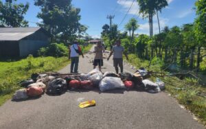 Warga Murka, Blokade Jalan di Limboto, Ini Penyebabnya