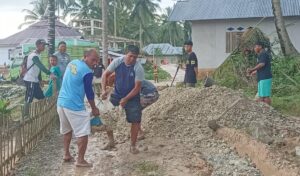 Jalan Rusak di Ulobua, Masyarakat Bergotong Royong Memperbaikinya