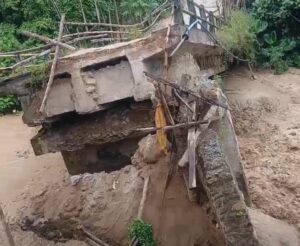 Jembatan Pulubala Ambruk Akibat Curah Hujan Tinggi