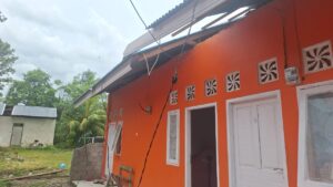 Akibat Hujan Disertai Angin Kencang, Sejumlah Rumah di Telaga Biru Rusak Parah