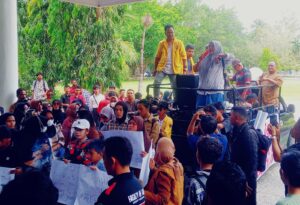 Jembatan Tak Kunjung Diperbaiki, Warga Desak Bupati Sofyan Mundur