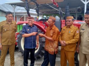 Petani Telaga Dapat Mesin Bajak, Ini Harapan Bupati Sofyan Puhi