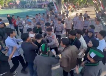 Suasana Masa Aksi dengan Aparat Kepolisian di Mapolda Gorontalo