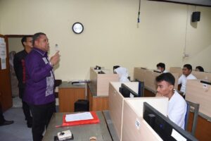 Rektor UNG Tinjau Langsung Ujian Mandiri CBT 2025, Beri Semangat pada Peserta