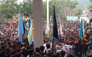 Teriakan Reformasi Polri Menggema di Gorontalo, Mahasiswa UNG Padati Rudis Gubernur