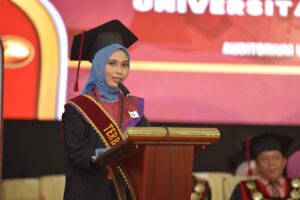 Dari Penjual Bensin Eceran, Nurlia Herman Kini Wisudawan Terbaik UNG