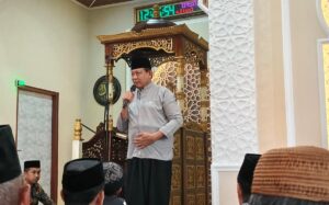 Safari Jumat di Dungingi, Gusnar Serahkan Bantuan Rp5 Juta untuk Masjid
