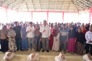 Gubernur Salurkan Bantuan Pangan untuk Warga Desa Modelomo