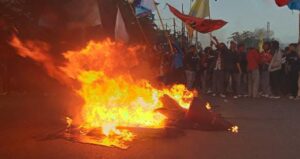 Protes Tak Kunjung Didengar, Massa Aksi di Gorontalo Bakar Pembatas Jalan