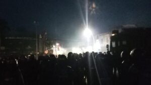 Ketegangan Pecah di Simpang Lima, Massa Aksi Tolak Dibubarkan
