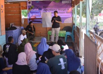 Suasana Pemberian Materi Pelatihan Oleh AJI Gorontalo Kepada Pemuda Desa di Rumah Warga Dusun Tangga II