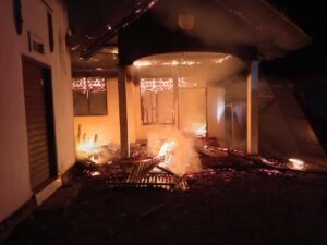 Dibakar oleh ODGJ, Rumah Warga Isimu Ludes Terbakar