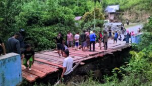 Secara Swadaya, Masyarakat Desa Ulapato Bangun Jembatan Rusak