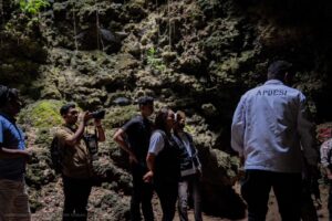 Bersama Bupati Buteng Eksplorasi Wisata di Pulau Muna, Zita Anjani Kagum Dengan Gua Buteng