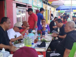 Bupati dan Wakil Bupati Gorontalo Sarapan di Lapak Kaki Lima, Dukung UMKM Lokal