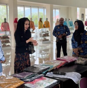 Rania Riris Ismail Kunjungi Sentra Karawo, Dorong Inovasi dan Regenerasi Pengrajin Muda Gorontalo