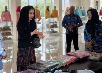 Rania Riris Ismail saat berdialog dengan pengrajin di Sentra Karawo