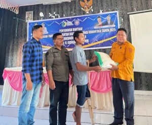 Bantuan CPP Disalurkan di Paguyaman Pantai, Warga: Pesan Saya ke Helmi Rasid Diwujudkan Gubernur