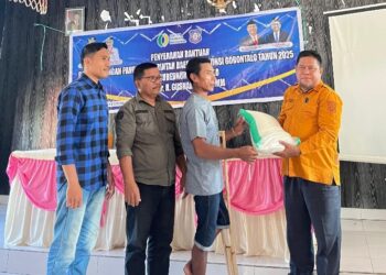Penyerahan bantuan CPP secara simbolis kepada Ridwan Daud warga Paguyaman Pantai