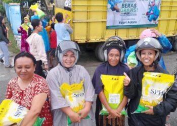 Sejumlah warga Gorontalo abadikan momen saat menerima beras dari 'Kaka Bos' Yopri Adam