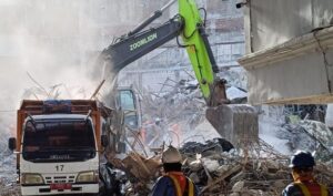 Evakuasi Korban Ambruknya Ponpes Al Khoziny Terkendala Beton Besar