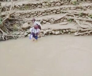 Risiko Nyawa di Balik Pendidikan, Siswa di Pulubala Seberangi Sungai Rawan Banjir Tiap Hari