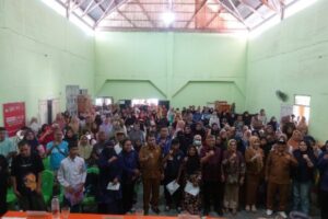 Sofyan Puhi Salurkan BLTS untuk 1.050 KPM di Telaga Biru